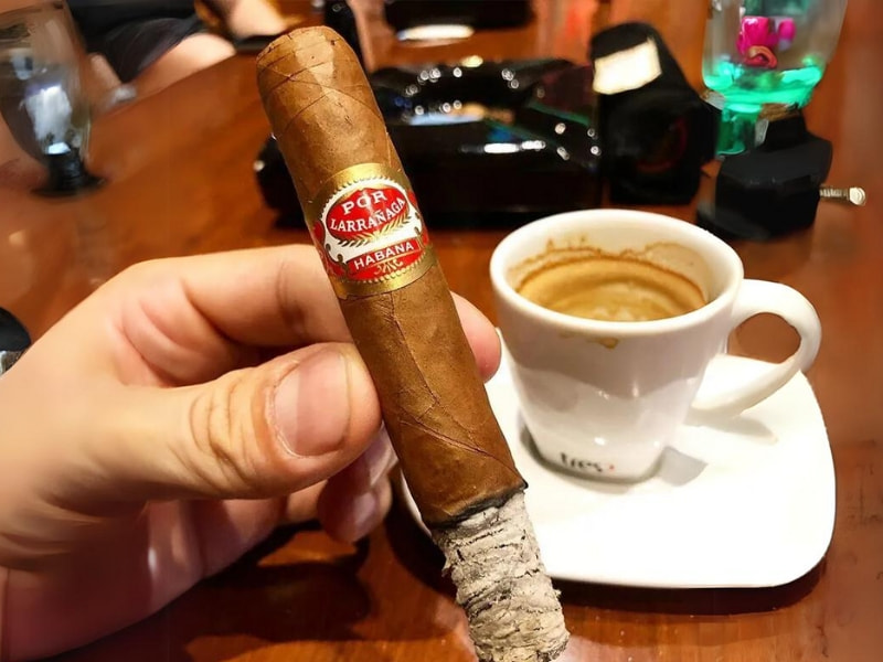 Đánh giá hương vị của xì gà Por Larranaga Picadores